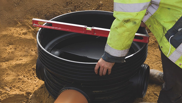 A man fitting an AXEDO chamber.